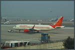 a320-200-2/761135/die-a320-214-vt-exd-der-air-india Die A320-214 VT-EXD der Air India steht am 27.12.2019 auf dem Vorfeld des Flughafens Dehli 'Indira Gandhi'. Der Smog lässt hier nur eine geringe Sicht zu.
