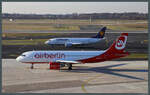 Konkurrenten in Düsseldorf: Die erst einen Monat zuvor ausgelieferte A320-214 HB-IOP der Air Berlin-Tochter Belair und 737-330 D-ABEM ( Eberswalde ) der Lufthansa am 9.3.2010. Belair stellte 2017 den Flugbetrieb aufgrund der Pleite von Air Berlin ein.