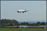 Über den Obstplantagen setzt der A320-232 SX-DGZ der Aegean Airlines am 05.10.2023 zur Landung in Friedrichshafen an.