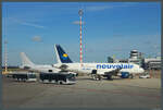 Der A320-214 TS-INU der Nouvelair Tunisie steht am 02.03.2024 in Düsseldorf neben einem A320-200 der European Air Charter.