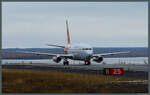 737-200/793518/die-737-275c-c-gopw-der-air-inuit Die 737-275C C-GOPW der Air Inuit rollt nach der Landung in Kuujjuaq über den Taxiway B zum Vorfeld. (14.10.2022)