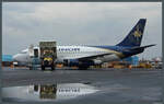 Am Flughafen Yellowknife wird die Boeing 737-2B6C C-GTUK der Nolinor am 19.10.2022 beladen.