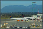 757-200-2/794083/die-757-256-tf-isv-der-islandair-steht Die 757-256 TF-ISV der Islandair steht am 15.10.2022 auf dem Vorfeld des Vancouver International Airport vor einem A330-300 der Air Canada. 