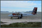 dhc-6-300-twin-otter/886286/barra-ist-der-einzige-flughafen-auf Barra ist der einzige Flughafen auf der Nordhalbkugel, der lediglich bei Ebbe bedient werden kann, denn hier starten und landen die Maschinen direkt auf dem Strand. Die Twin Otter G-BVVK der Loganair ist am 08.05.2025 aus Glasgow angekommen und steht nun auf dem 'Vorfeld'.
