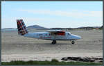 dhc-6-300-twin-otter/886287/ueber-den-strand-rollt-die-twin Über den Strand rollt die Twin Otter G-BVVK der Loganair am 08.05.2025 zur Startbahn des Flughafens Barra. Die 1980 gebaute Maschine fliegt in Kürze zurück nach Glasgow.