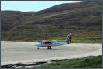 dhc-6-300-twin-otter/886288/wenn-der-windsack-in-der-bucht Wenn der Windsack in der Bucht Traigh Mhòr auf Barra weht, dann ist der Stand den Flugzeugen vorbehalten. Die DHC-8-300 G-BVVK der Loganair startet am 08.05.2025 auf der einzigartigen Sandpiste Richtung Glasgow.