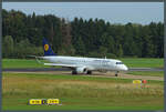 Als Flug LH 370 aus Frankfurt (Main) ist die Embraer E190LR D-AECG der Lufthansa CityLine am 05.10.2023 in Friedrichshafen gelandet.