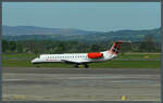 erj-145/885430/loganair-betreibt-eine-grosse-flotte-von Loganair betreibt eine große Flotte von ERJ-145, zu der auch die G-SAJC gehört. Am 08.05.2025 rollt die Maschine zur Startbahn in Glasgow, um als Flug LM 407 nach Benbecula abzuheben.