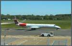 Die ERJ-145 G-SAJD der Loganair ist am 30.04.2026 auf dem Flug LM540 von Southampton nach Newcastle eingesetzt. Hier rollt die 25 Jahre alte Maschine �ber das Vorfeld des Flughafens Southampton.