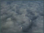 Windräder im Nebelmeer.