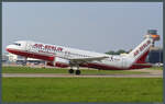 Die A320-214 D-ABDE der Air Berlin hebt am 02.05.2009 in Hannover ab.