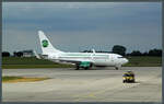 Die 737-75B D-AGET der Germania ist am 21.06.2015 auf dem Flughafen Erfurt gelandet und wird von einem Follow-Me-Car zum Terminal geführt.