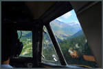 Blick über die Schulter des Copiloten beim anspruchsvollen Anflug auf den Flughafen Mestia im Kaukasus.