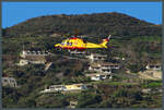 Der Rettungshubschauber Leonardo AW169 I-MCSH der Avincis Aviation Italia setzt am 22.02.2024 auf Lipari zur Landung am örtlichen Krankenhaus an.