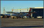 air-inuit-6/793451/fuer-die-abgelegenen-flugplaetze-setzt-air Für die abgelegenen Flugplätze setzt Air Inuit mehrere Twin Otter ein. Die C-GMDC ist seit 1981 im Einsatz. Am 12.10.2022 wartet sie in Kuujjuaq im Abendlicht auf den nächsten Flug.