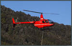 Ein Robinson R44 Raven II (ZK-IWW) der Helicopter Charter Karamea schwebt über dem Landeplatz am Südende der Old Ghost Road bei Lyell (Neuseeland).