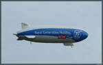 Der Zeppelin NT D-LZNT der Deutschen Zeppelin-Reederei schwebt am 05.10.2023 über dem Flughafen Friedrichshafen. Gut zu sehen sind die schwenkbaren Propeller, die der Steuerung des Luftschiffes dienen.