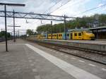 Eine Doppeltraktion Mat '64-Triebwagen verl�sst an 29.05.2010 den Bahnhof Dordrecht.