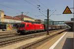 Einen gemischten G�terzug aus Richtung �sterreich hat 1016 009 am Haken, als sie durch Regensburg rollt.