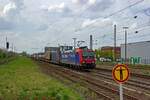 Ein  Alp�z�hmer  der schweizerischen SBB Cargo mit der Nummer 482 013 bef�rderte am 14.04.22 einen Zug des Kombinierten Verkehrs in Hilden in Richtung S�den.