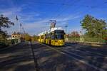 Schon seit l�ngerer Zeit ist die BVG damit besch�ftigt, die leuchtschwachen Frontleuchten der GT-Fahrzeuge durch LED-Scheinwerfer zu ersetzen. Noch immer sind allerdings nur Prototypen im Einsatz, die verschiedene Bauarten testen. Der GTZ 2224 geh�rt zu diesen Testfahrzeugen, hier auf der Linie 67 auf der Dammbr�cke in K�penick.