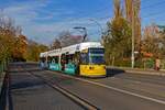 Auf der Linie 62 ist der f�r eine Wohnungsbaugenossenschaft werbende Wagen 2245 am 30.10.21 in der N�he der Station Bahnhofstr./Lindenstr. unterwegs.