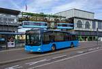 Auf der Linie 638 in Richtung Heckinghausen f�hrt der MAN-Bus 0904 der WSW genau im richtigen Augenblick durch den Busbahnhof in Oberbarmen, um gemeinsam mit einer Schwebebahn im Hintergrund